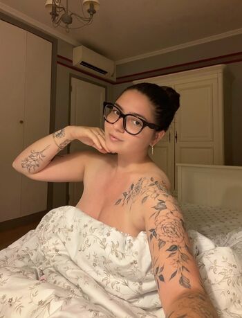 Full leaked Chloepoumel private onlyfans photo
