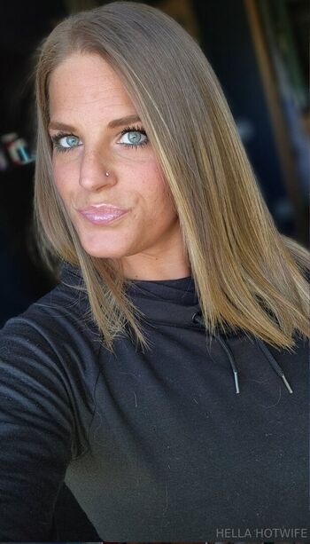 Hellahotwife