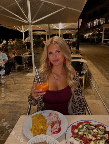 Full leaked Leni zkm page private onlyfans photo