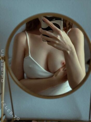 Full leaked Leratlerat page private onlyfans photo