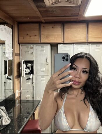 Full leaked Ashley beaomunt/ private onlyfans photo