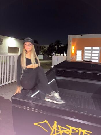 Full leaked Woah vicky  page private onlyfans photo